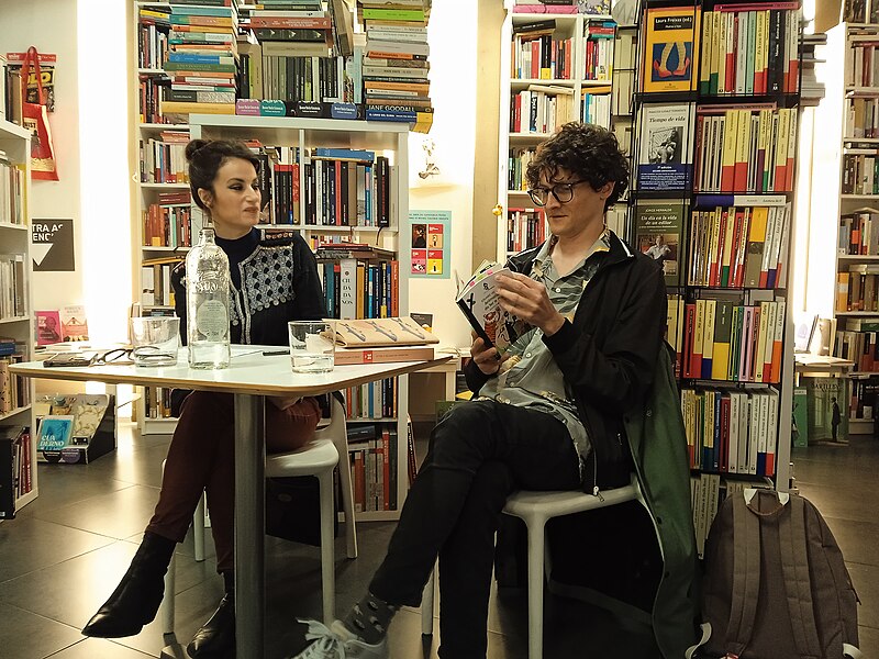 File:Yolanda Castaño e Eduard Velasco na libraría Berbiriana da Coruña.jpg