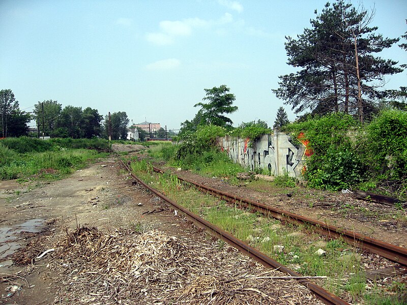 File:Zbytky vlečky Libeň–Vysočany (06).jpg