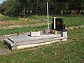 Náhrobní deska hrobu Ľudmily Regentíkové na hřbitově u kostela v Zemianskom Podhradie.