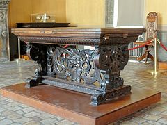 Table « en éventail » (3e quart du XVIe siècle, château d'Écouen).