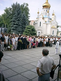 Козацький храм по проспекту Богдана Хмельницького та святкова лінійка біля Університетету інформатики і штучного інтелекту (зараз 10 корпус ДонНТУ)