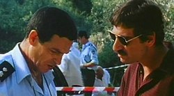 זאב שמשוני (שמאל) לצדו של אלון אבוטבול בסרט "אהבה מדרגה ראשונה", 1997