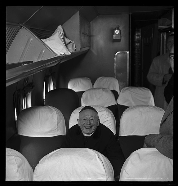 File:12.10.53. Le cardinal Saliège prend l'avion pour la 1ère fois (1953) - 53Fi4989.jpg