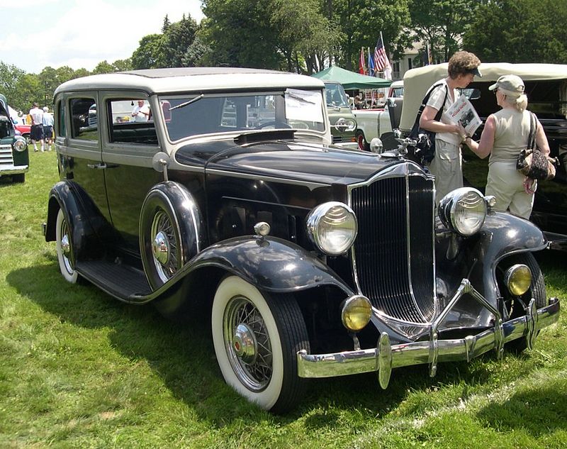 Packard Light Eight 800px-1932_Packard_900_sedan