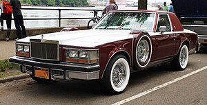 1975–1979 Cadillac Seville: Entstehungsgeschichte, Modellbezeichnung, Modellbeschreibung