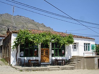 Το κεντρικό καφενείο στο χωριό Αγρίδια (Tepeköy).
