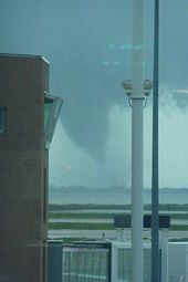 Une rare tornade a frappé Venise le 12 juin 2012[8]. Vue de l'entonnoir nuageux depuis une fenêtre de l’aéroport Marco Polo.