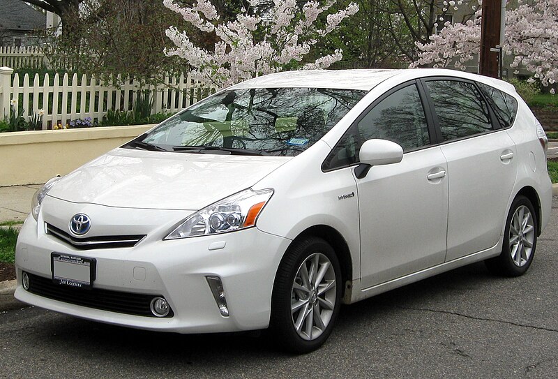 Файл:2012 Toyota Prius v -- 03-21-2012.JPG