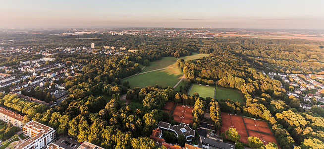 Köln-Sülz, Beethovenpark mit Hockeyplatz Blau-Weiß Köln und Tennisplätzen, Blickrichtung Süden