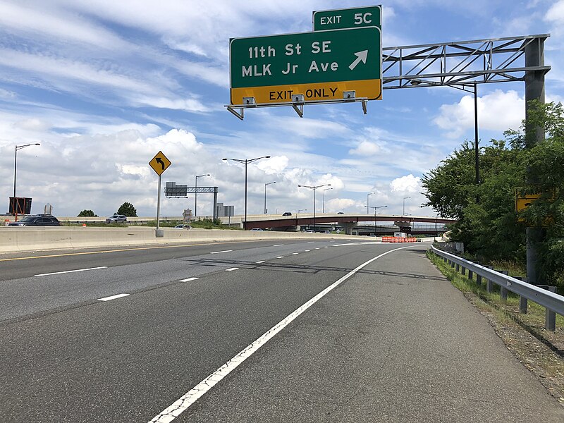 File:2019-06-19 12 27 35 View north along Interstate 295 (Anacostia Freeway) at Exit 5C (11th Street SE, Martin Luther King Junior Avenue) in Washington, D.C..jpg