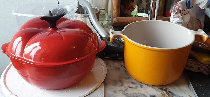 File:2019 12 Le Creuset fonte tomate caquelon Enzo Mari.jpg