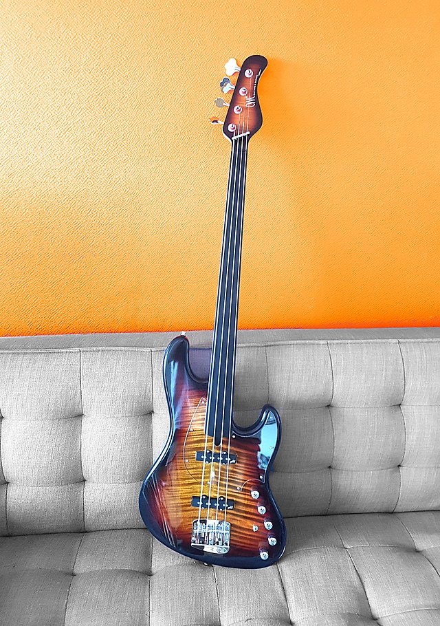 Basse fretless de marque Mayones dont la touche ne présente ni repère ni ligne.