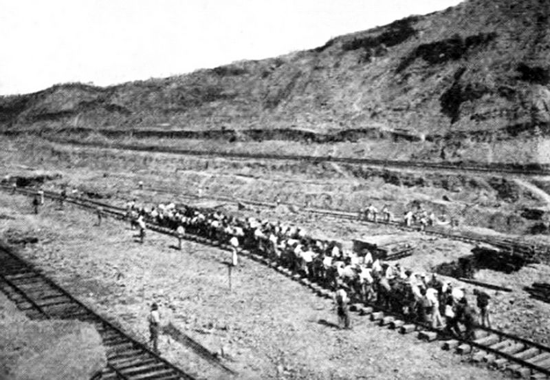 File:202a-Shifting track by hand.jpg