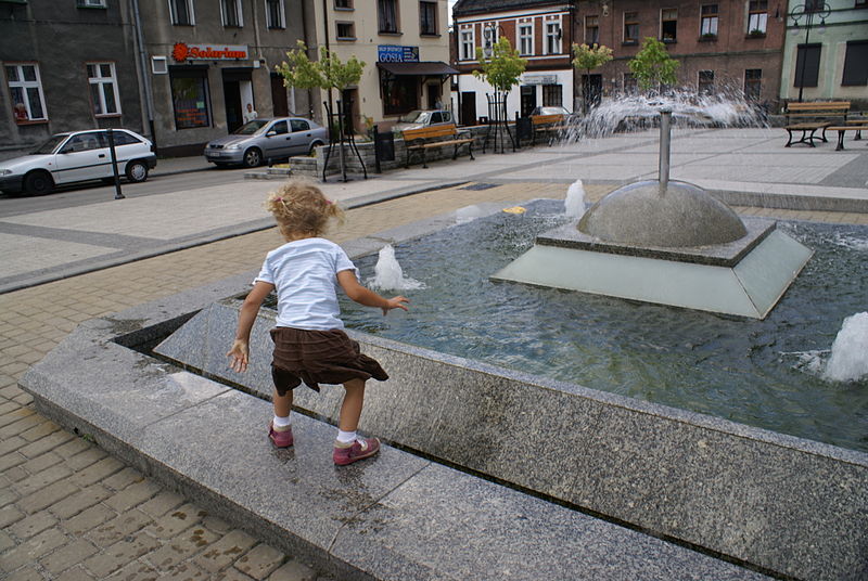 File:6561 Toszek. Fontanna na rynku. Foto Barbara Maliszewska.JPG