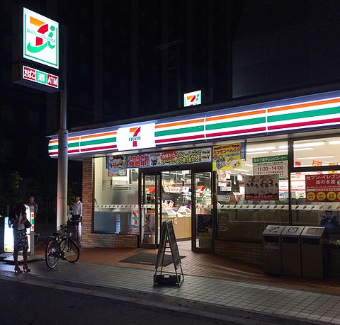 7 eleven. Севен Элевен США. Магазин 7 Элевен Япония. Джо Томпсон 7 Eleven. 7 Eleven в России.