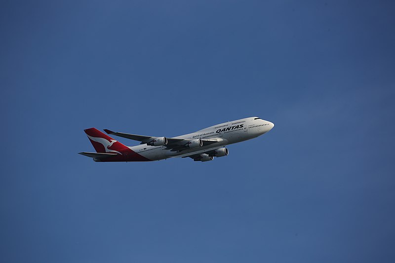 File:747-400ER (VH-OEE) Final Commercial Flight for Qantas 01.jpg