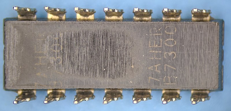 File:74HCT00 RCA 419 package bottom.jpg