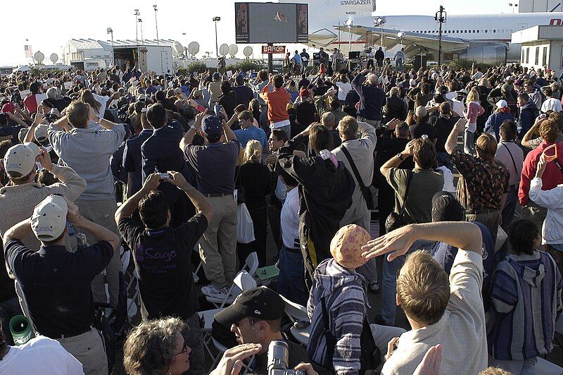 File:A sea of people watch 10 4 2004 as SpaceShipOne makes it second flight photo Don Ramey Logan.jpg