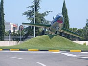 Avión real de los Frecce Tricolori que custodia la entrada al aeropuerto
