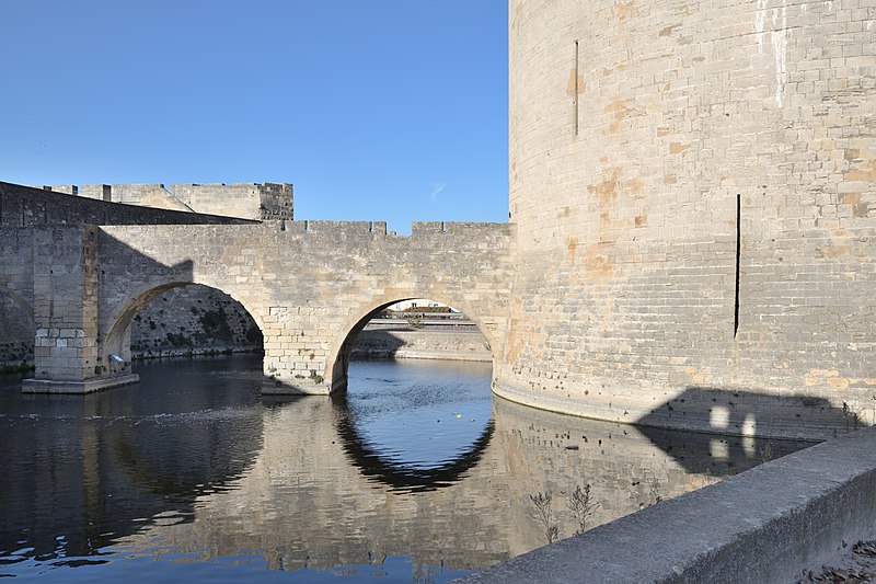 File:Aigues Mortes pont Tour de Constance.jpg