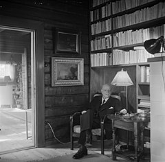Ainolan isäntä lempinurkkauksessaan kirjastossa. Jean Sibelius, 1940-1945, (D2005 167 6 65) Suomen valokuvataiteen museo.jpg