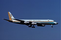 Eine Douglas DC-8 der Air Ceylon im Juni 1977 vor der Landung auf dem Flughafen Zürich-Kloten.