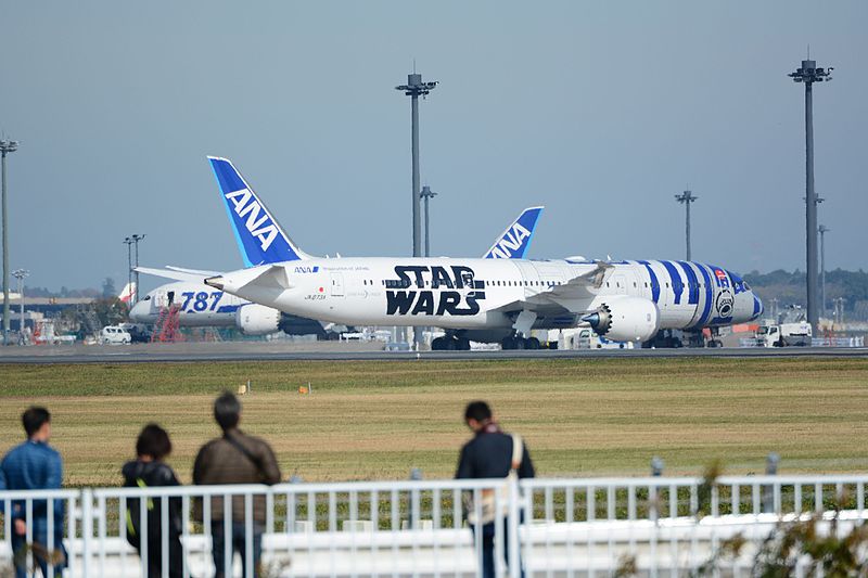 File:All Nippon Airways, Boeing 787-9 JA873A 'STAR WARS R2-D2' NRT (23228770605).jpg