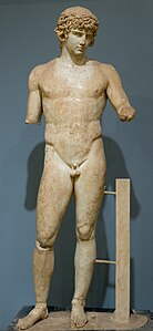 Statue d'Antinoüs héroïsé. Marbre 1,80 m. Musée de Delphes. Marbre 130 EC, époque romaine, dans un « style sévère », grec, du Ve siècle AEC.[2]