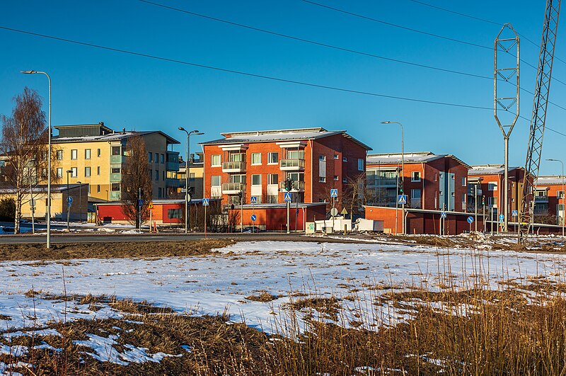 File:Apartment buildings from 2013 and 2008 at Väinö Tannerin tie in Pakkala, Vantaa, Finland, 2023 April.jpg