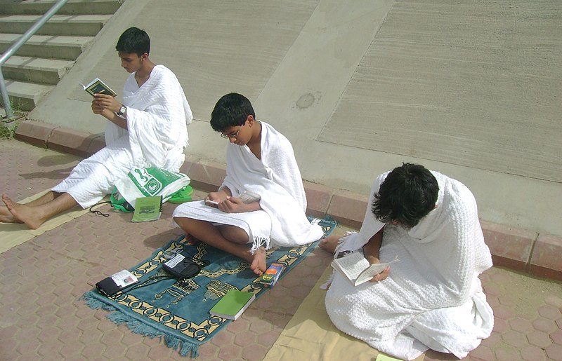 File:Arafat pilgrims.jpg