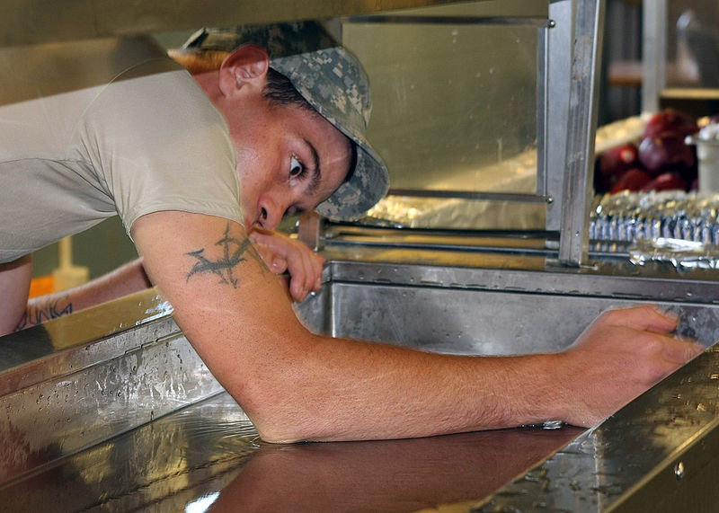 File:Army Food Service Workers Serve Soldiers DVIDS292350.jpg