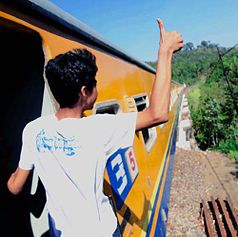 Berpose kereta Sritanjung. Kereta api ekonomi Indonesia (Banyuwangi - Yogyakarta) saat masih menggunakan livery lama (foto tahun 2012, jangan ditiru!)