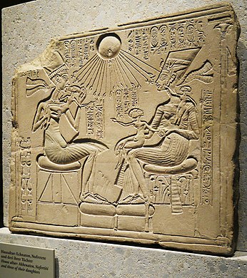 Stèle à la famille royale amarnienne Calcaire, L. 39 cm (Musée égyptien de Berlin).
