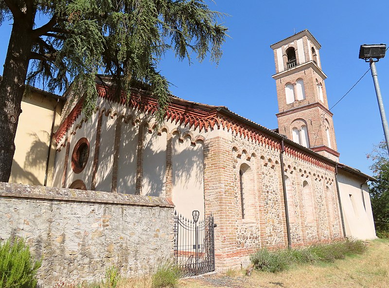 File:Badia di Santa Maria della Neve (Torrechiara, Langhirano) - facciata e lato sud della chiesa 2022-07-17.jpg