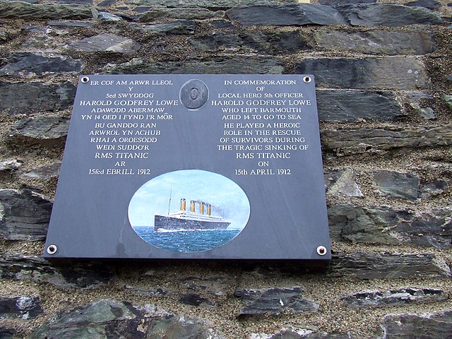 A plaque dedicated to Lowe on the harbour master's office at Barmouth Quay
