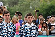 Deutsch: Beachvolleyball bei den Olympischen Jugendspielen 2018; Tag 11, 17. Oktober 2018; Jungen, Medaillenzeremonie - Gold: Schweden (David Åhman & Jonatan Hellvig), Silber: Niederlande (Matthew Immers & Yorick de Groot), Bronze: Argentinien (Bautista Amieva & Mauro Zelayeta) English: Beach volleyball at the 2018 Summer Youth Olympics at 17 October 2018 – Boys Victory ceremony - Gold: Sweden (David Åhman & Jonatan Hellvig), Silver: Netherlands (Matthew Immers & Yorick de Groot), Bronze: Argentina (Bautista Amieva & Mauro Zelayeta)