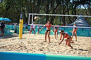 Deutsch: Beachvolleyball bei den Olympischen Jugendspielen 2018; Tag 8, 14. Oktober 2018; Mädchen, Achtelfinale – Bolivien-Puerto Rico 0:2 (18–21/18–21 ) English: Beach volleyball at the 2018 Summer Youth Olympics at 14 October 2018 – Girls Round of 16 – Bolivia-Puerto Rico 0:2 (18–21/18–21 )