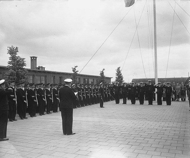 File:Beediging 6 adelborsten Onderzeedienst Rotterdam, Bestanddeelnr 903-4360.jpg