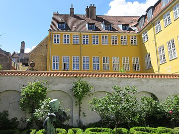 The side wing seen across the wall towards the courtyard of No. 28