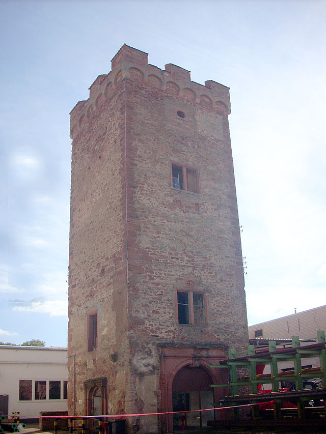 Der Turm mit drei Renaissanceportalen (eines nicht sichtbar) vom Fabrikgelände aus gesehen.