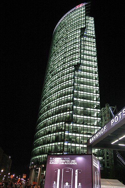 Òbrôzk:Berlin-Potsdamer Platz-24-Bahntower nachts-2006-gje.jpg