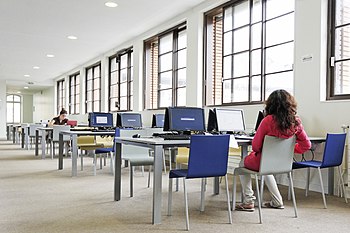 Salão de leitura e tecnologia, Biblioteca Sainte-Barbe. Paris, França.