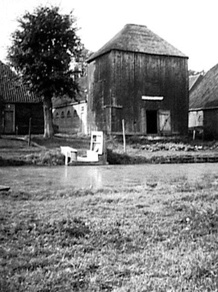 File:Boerderij met hooihuis. De landelijke bouwkunst in Hollands Noorderkwartier, afb. 278, pag. 222. - Groot Schermer - 20470498 - RCE.jpg