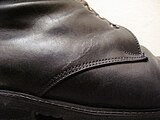 Čeština: Kožená bota poškozená posypovou solí. English: Leather shoe demaged by salt.