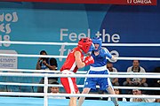 Deutsch: Boxen bei den Olympischen Jugendspielen 2018 Tag 12, 18. Oktober 2018 - Finale Leichtgewicht Mädchen – Oriana Saputo (Argentinien, blau) schlägt Emma Lawson (Australien, rot) 5-0; Ringrichter ist José Romero (Spanien). English: Boxing at the 2018 Summer Youth Olympics on 18 October 2018 – Girls' lightweight Bronze Medal Bout – Oriana Saputo (Argentina, blue) wins over Emma Lawson (Australie, red) 5-0; Referee is José Romero (Spain). Español: Boxeo en los Juegos Olímpicos Juveniles de Verano de 2018 en 18 de octubre de 2018 - Combate de medalla de bronce de las niñas: Oriana Saputo (Argentina, azul) gana a Emma Lawson (Australie, roja) 5-0; Árbitro es José Romero (España).