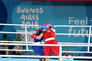 Deutsch: Boxen bei den Olympischen Jugendspielen 2018 Tag 12, 18. Oktober 2018 - Finale Leichtgewicht Mädchen – Junioren-Weltmeisterin und dreifache Juniorinnen-Europameisterin Caroline Sara DuBois (Großbritannien, blau) schlägt Juniorinnen-Asienmeisterin Porntip Buapa (Thailand, rot). English: Boxing at the 2018 Summer Youth Olympics on 18 October 2018 – Girls' lightweight Gold Medal Bout – Caroline Sara DuBois (Grat Britain, blue) wins over Porntip Buapa (Thailand, red). Español: Boxeo en los Juegos Olímpicos Juveniles de Verano de 2018 en 18 de octubre de 2018 - Combate de medalla de oro de peso ligero para niñas - Caroline Sara DuBois (Gran Bretaña, azul ) gana sobre Porntip Buapa (Tailandia, rojo).