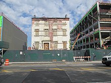 Quarters B, the sole remaining structure on Admiral's Row (2018) Brooklyn Navy Yard October 23, 2018 (44797870044).jpg