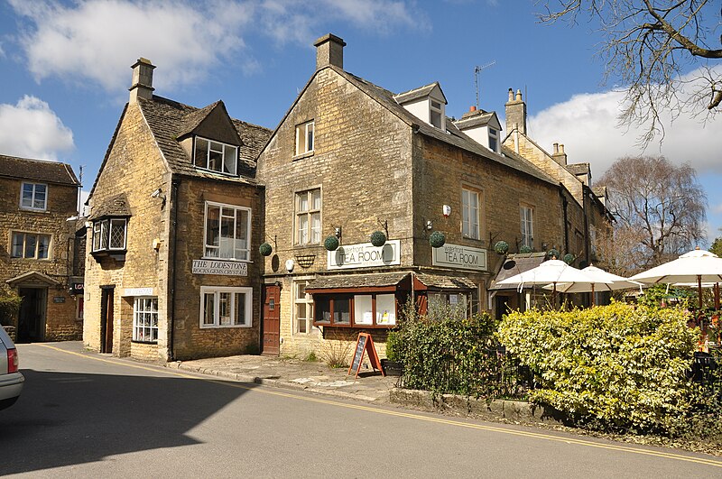 File:Building in Bourton-on-the-Water (1340).jpg