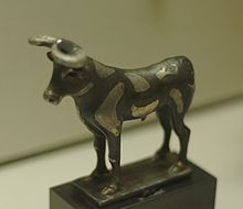 Bronze statuette of a bull inlaid with silver, Early Dynastic Period III, Louvre. Bull statuette Louvre AO2151.jpg