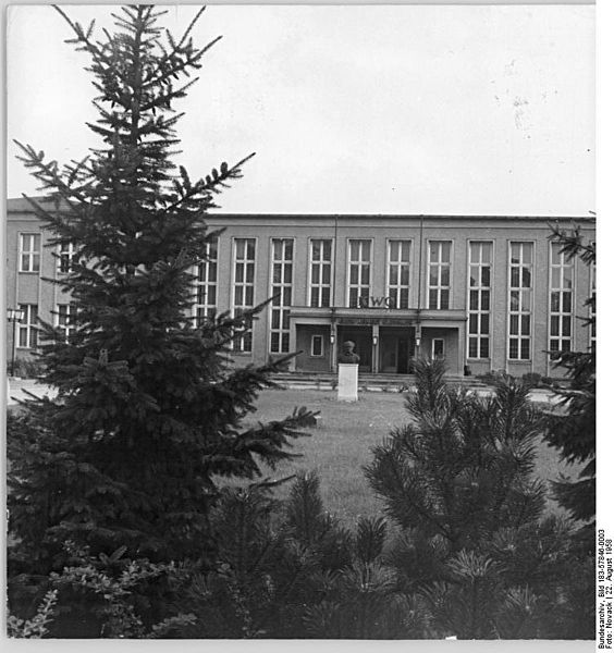 File:Bundesarchiv Bild 183-57846-0003, Berlin, Kabelwerk Oberspree, "Erich-Weinert-Klubhaus".jpg